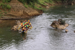  100 người thử thách băng sông, vượt núi ở Quảng Bình	