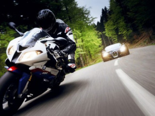  BMW S1000RR đọ sức cùng Bugatti Veyron 2010 