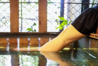 Cafe massage cá Hà Nội: “Mỗi tháng tiêu tốn hàng chục triệu để chăm sóc đàn cá”