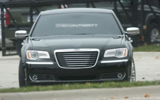  Chrysler hé lộ hình ảnh 300 phiên bản 2011 