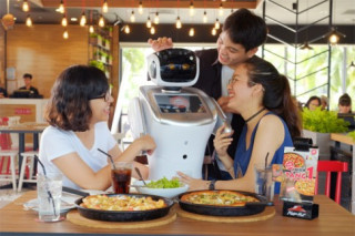 Cô nàng Robot HutGirl mang đến niềm vui cho thực khách
