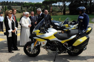  Giáo hoàng được tặng xe Ducati 