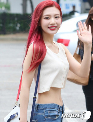 Joy (Red Velvet) chuẩn bị soán ngôi nữ thần gợi cảm Kpop với style sexy đầy mê hoặc