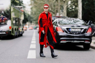 Kelbin Lei xuất hiện rực rỡ tại Seoul Fashion Week với màu đỏ ‘chói chang’