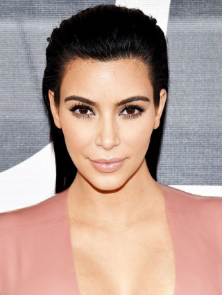 Kim Kardashian make up như thế nào?