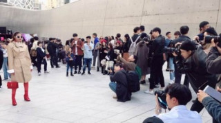 Phạm Hương khoe street style giữa ‘vòng vây’ máy ảnh ở Seoul Fashion Week