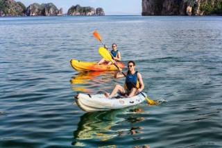 Quảng Ninh dừng dịch vụ chèo kayak trên vịnh Hạ Long	