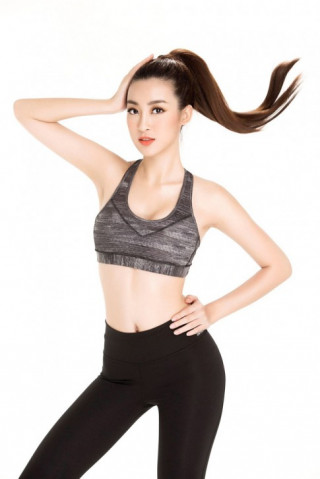 Sau Huyền My, Hoa hậu Đỗ Mỹ Linh khoe rãnh bụng sâu nóng bỏng