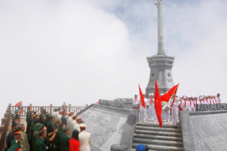  Tổ chức lễ thượng cờ hàng tuần trên đỉnh Fansipan	