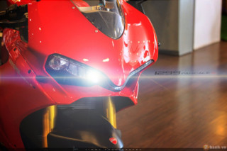 Chân dài Italy 1299 Panigale S - chiếc Super Sport gọn nhẹ nhất hiện nay