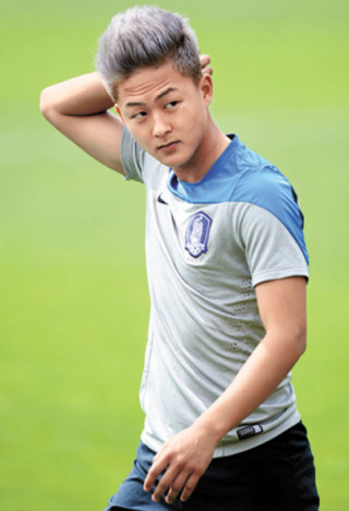  Gu mặc tối giản của ‘Messi Hàn’ Lee Seung Woo 