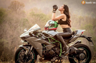 Kawasaki Ninja H2 hầm hố đọ dáng cùng nữ biker xinh đẹp