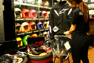Mua áo giáp Alpinestars chính hãng ở đâu?