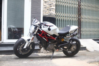 Quỷ dữ 796 của Ducati trắng tinh khôi và cực kì quyến rũ