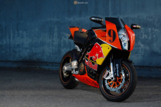 RC8 mạnh mẽ và nổi bật trong bộ cánh RedBull KTM