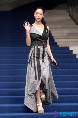 Sao Hàn ăn mặc khó hiểu ở Seoul Fashion Week