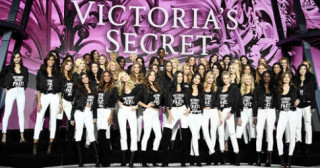  Siêu mẫu Victoria‘s Secret khoe dáng trong đêm tổng duyệt 