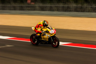 Siêu xe 899 Panigale mạnh mẽ giựt ga đùng đùng trên sân đua