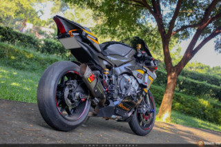 Xe đua thương mại R1 đẳng cấp trong dàn áo carbon và đồ chơi hàng hiệu