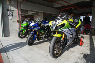 Yamaha R1 mắt cú rít ga ào ào trên sân đua