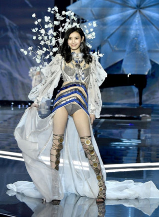  Chân dài Trung Quốc gây tranh cãi vì diễn show Victoria‘s Secret 
