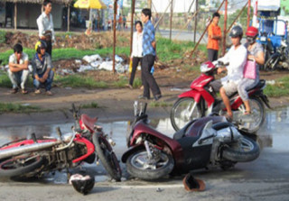 Dàn cảnh ăn vạ của cặp vợ chồng U70 với chàng trai đi Honda Sh