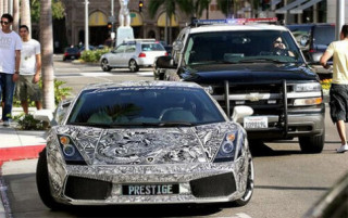  Lamborghini Gallardo ‘xăm mình’ nhận vé phạt trên phố 