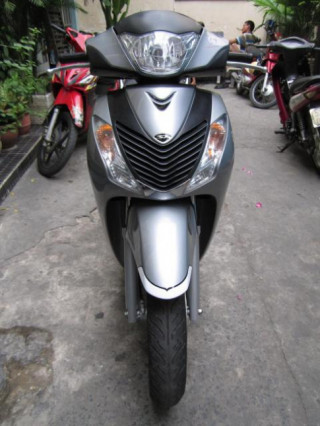 Sh150i nhập ý xám bạc đk lần đầu 15/12/2009 số đầu 102.