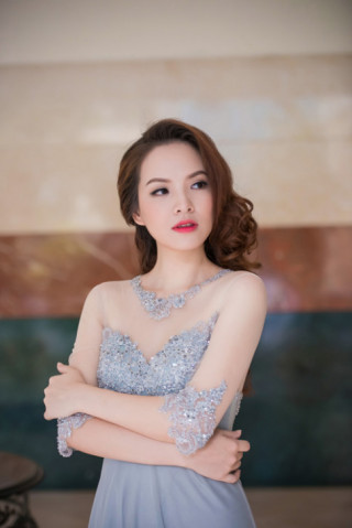 Đan Lê đẹp hút hồn với váy xuyên thấu đính hạt