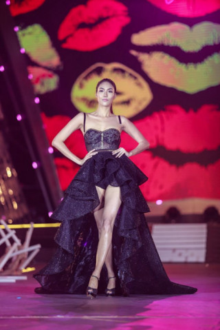 Thót tim vì sự cố đứt dây váy của mẫu Việt khi catwalk