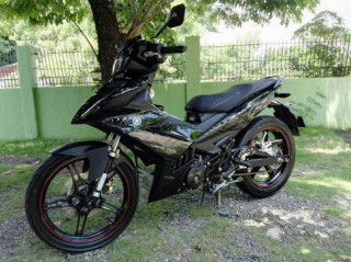 Exciter 150 được độ màu đen đơn giản đến Philippines