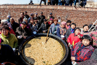 2.000 người ăn nồi mì khổng lồ ở Trung Quốc	