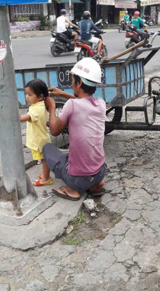 Bức ảnh người bố công nhân buộc tóc cho con gái khiến cư dân mạng “tan chảy”