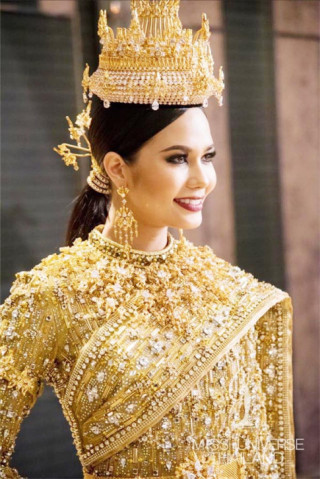 Choáng váng vì váy đính 300.000 viên kim cương của Hoa hậu Hoàn vũ Thái Lan