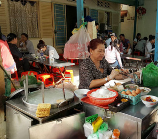 Dù đắt, món mì tôm muối ớt vẫn “sốt xình xịch” tại Sài Gòn