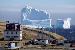 Hàng triệu người đổ về Canada để ngắm ‘tảng băng trôi’ trong truyền thuyết
