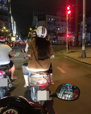 Hoa hậu Kỳ Duyên đi xe máy phát quà cho người vô gia cư lúc nửa đêm