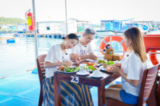 Kỷ niệm tình bạn 4 năm, Thanh Duy cùng Khả Như, Liêu Hà Trinh “chơi sang” đi du lịch bằng du thuyền, lặn ngắm san hô