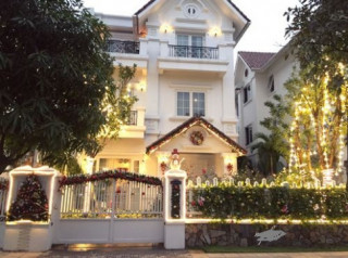 Ngắm ngôi nhà Giáng sinh ‘sáng’ nhất Hà Nội chỉ mất... 7 giờ trang trí