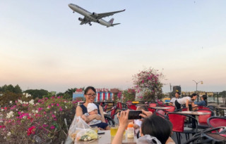 Quán cà phê ngắm máy bay lướt ngang đầu ở Sài Gòn