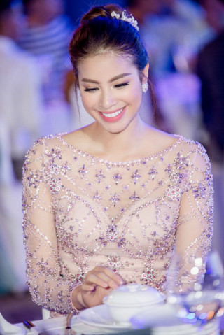 Thời trang sao Việt đẹp: Phạm Hương - Midu hóa công chúa khiến ai cũng ước làm hoàng tử