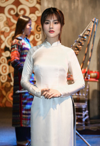 Vũ Thu Phương mặc áo dài khoe eo thon dù đã 2 lần sinh nở