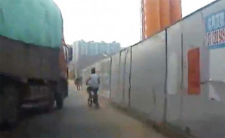  Cậu nhóc đi xe đạp diễn trò ăn vạ ôtô 