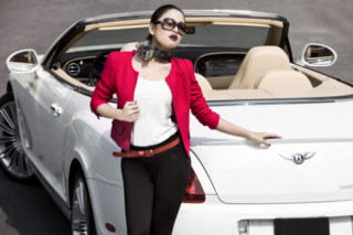  Diễn viên ‘Bí mật Eva’ tạo dáng bên siêu xe Bentley 