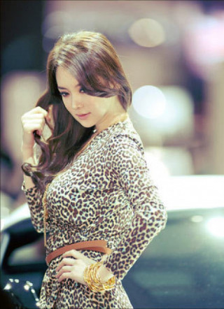  Kiều nữ Hàn Quốc khoe dáng bên xe sang 