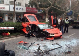  Lamborghini Aventador ‘húc’ xe buýt tại Trung Quốc 