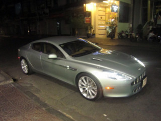  Siêu xe Aston Martin Rapide ‘di cư’ vào Sài Gòn 