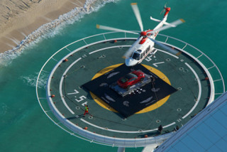  Siêu xe Vanquish ‘bay lượn’ trên đỉnh khách sạn 7 sao 