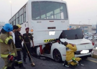  Thoát chết thần kỳ khi lái Ferrari chui gầm xe buýt 