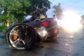  Thoát nạn dù siêu xe Lamborghini bị xẻ đôi 